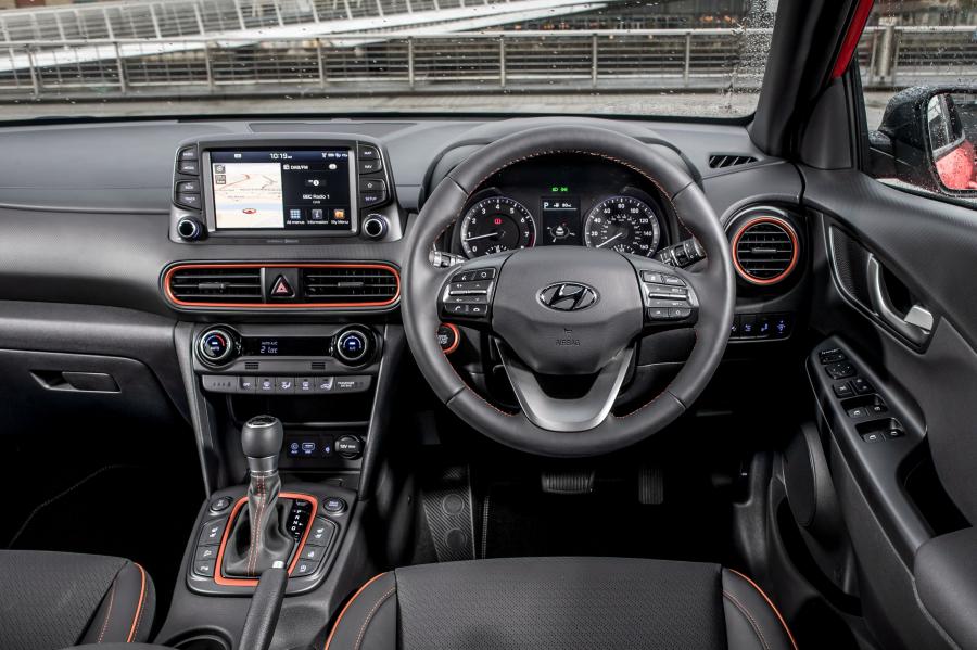 Панель приборов Hyundai Kona AWD (OS) 2017 года  (UK) (фото 35 из 40)